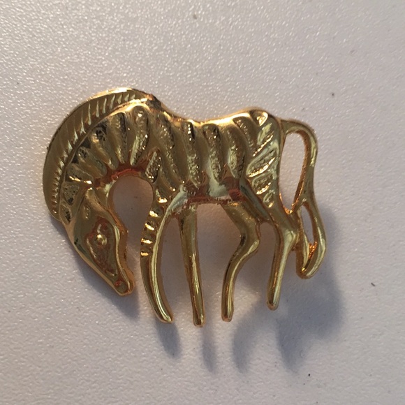 Jewelry - vintage golden zebra pin brooch